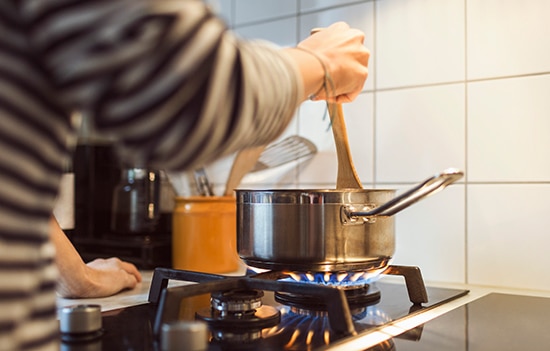 https://www.travelers.com/iw-images/resources/Individuals/Thumbnail/home/fire-safety/COVID_Cooking_Safety_Tips_thumbnail.jpg?imformat=generic